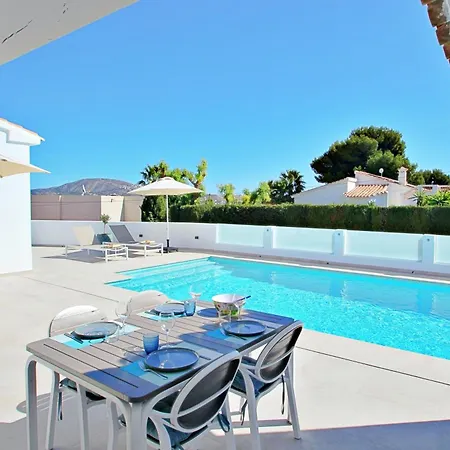 Villa Adora - Modern With Large Private Pool In