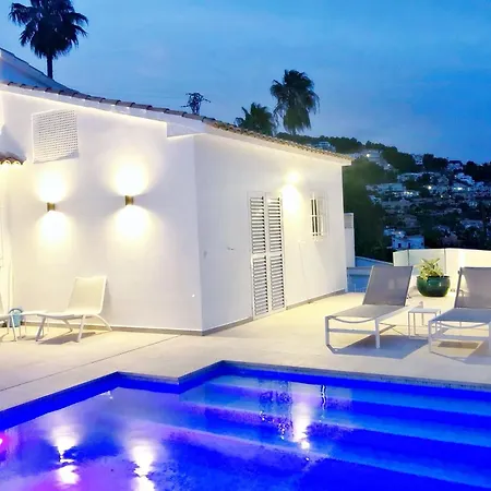 Villa Adora - Modern With Large Private Pool In