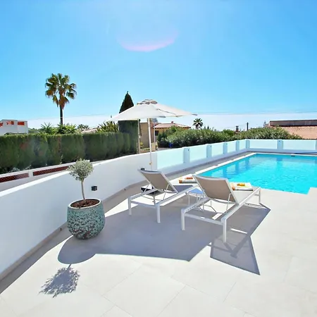 Adora - Modern With Large Private Pool In Villa