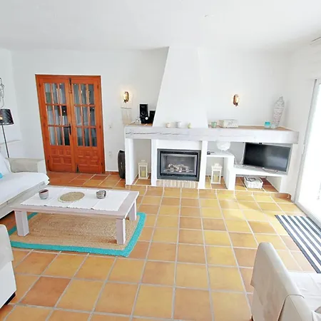 Adora - Modern With Large Private Pool In
